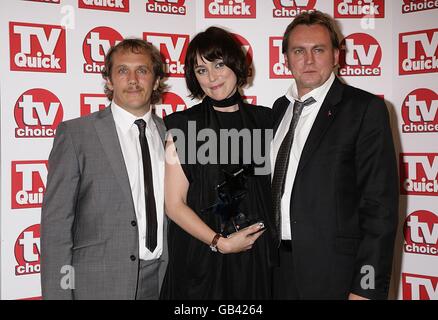 Dean Andrews, Keeley Hawes e Philip Glenister con il premio per il miglior nuovo dramma ricevuto per Ashes to Ashes, al TV Quick and TV Choice Awards 2008, al Dorchester, Park Lane, Londra. Foto Stock