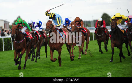 La fiducia reale conquistata da Michael Hills (a sinistra) batte Chantilly Tiffany cavalcato da Jimmy Fortune (al centro) per vincere la Japan Racing Association Scepter Stakes durante l'incontro Weatherbys Insurance Ladies Day all'ippodromo di Doncaster. Foto Stock