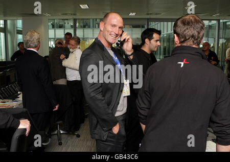 Lawrence Dallaglio (centro) completa una permuta telefonica durante la giornata di raccolta fondi del BGC a Canary Wharf a Londra. Foto Stock