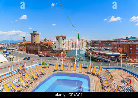 Porto di Livorno, Italia - Jun 21, 2015: piscina a bordo di una nave Corsica Ferries Sardegna Regina ormeggio nel porto di Livorno poco prima de Foto Stock