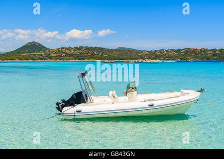 Barca sul mare turchese acqua di Santa Giulia bay, Corsica, Francia Foto Stock