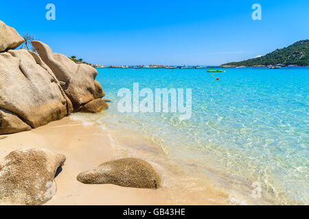 Bellissima spiaggia di Santa Giulia di azzurro mare cristallino acqua, Corsica, Francia Foto Stock