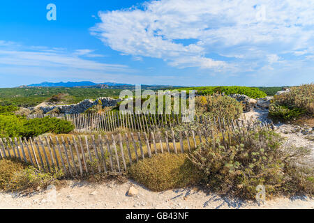 Una vista del paesaggio di campagna di Corsica vicino alla città di Bonifacio, Francia Foto Stock
