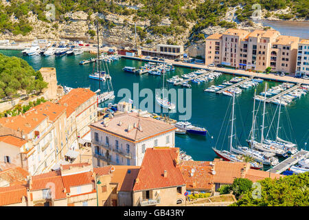 Porto di Bonifacio, Corsica - giu 23, 2015: una vista del porto di Bonifacio con case colorate e le barche, Corsica, Francia. Foto Stock
