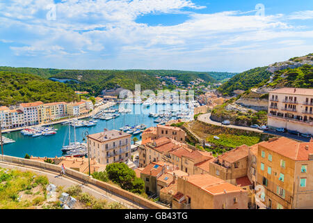 Una vista del porto di Bonifacio e la città vecchia, Corsica, Francia Foto Stock