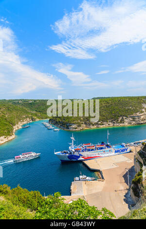 La CORSICA, Francia - 23 JUN 2015: traghetto nel porto di Bonifacio in attesa per la sua crociera quotidiana a Santa Teresa - Porta su neigh Foto Stock