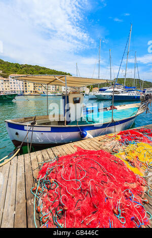 Barca da pesca nel porto di Bonifacio su soleggiate giornate estive, Corsica, Francia Foto Stock