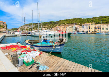 Barca da pesca nel porto di Bonifacio su soleggiate giornate estive, Corsica, Francia Foto Stock