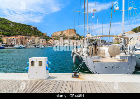 Porto di Bonifacio, Corsica - giu 23, 2015: yacht di lusso di ancoraggio in barca nel porto di Bonifacio che è famosa cittadina sulla costa sud Foto Stock