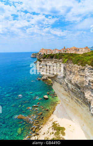 Vista di Bonifacio città vecchia costruita sulla cima della scogliera di rocce, Corsica, Francia Foto Stock