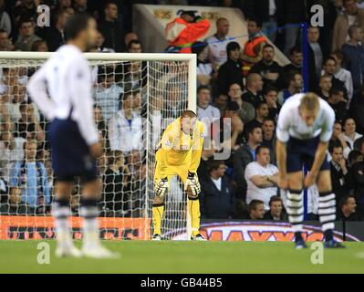 Heurelho Gomes (c), portiere di Tottenham Hotspur, si alza in piedi con i suoi compagni di squadra Foto Stock