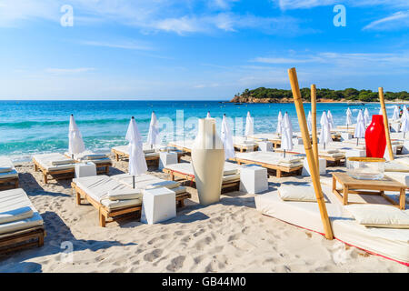 Righe di lettini sulla famosa sabbia bianca spiaggia di Palombaggia, Corsica, Francia Foto Stock