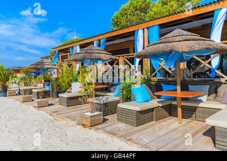 La spiaggia di Palombaggia, CORSICA - giu 24, 2015: Cafe bar sulla spiaggia di Palombaggia su soleggiate giornate estive, Corsica, Francia. Foto Stock