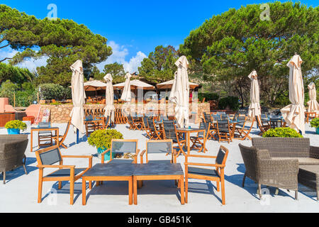 La spiaggia di Palombaggia, CORSICA - giu 23, 2015: ristorante sulla sabbiosa spiaggia di Palombaggia, Corsica, Francia. Foto Stock