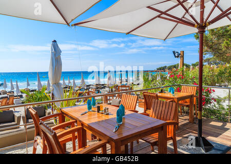 La spiaggia di Palombaggia, CORSICA - giu 24, 2015: tavole di ristorante sulla spiaggia di Palombaggia, Sud Corsica, Francia. Questo Foto Stock