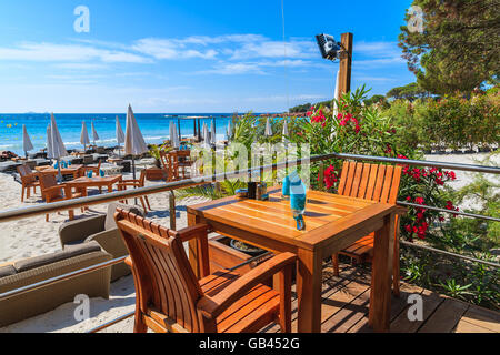 La spiaggia di Palombaggia, CORSICA - giu 24, 2015: tabella ristorante sulla spiaggia di Palombaggia, Sud Corsica, Francia. Questo b Foto Stock