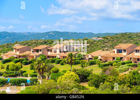 Tipica villa in Corsica case sulla collina verde nel paesaggio rurale della Corsica, Francia Foto Stock