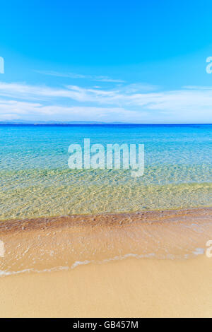 Crystal clear azure acqua di mare sulla bellissima spiaggia sabbiosa grande Sperone, Corsica, Francia Foto Stock