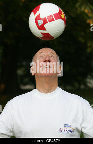 L'ex calciatore inglese Sir Bobby Charlton mostra le sue abilità durante una fotocellula per Actimel, lo yogurt probiotico da bere, a Kensington Gardens, Londra. Foto Stock