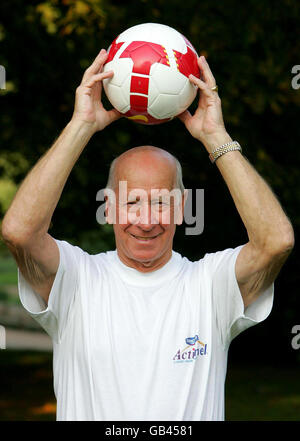 L'ex calciatore inglese Sir Bobby Charlton mostra le sue abilità durante una fotocellula per Actimel, lo yogurt probiotico da bere, a Kensington Gardens, Londra. Foto Stock