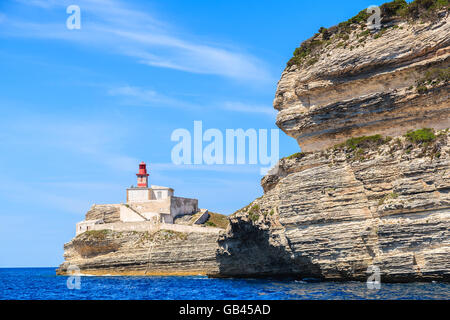 Edificio del faro sulla cima di una scogliera vicino alla città di Bonifacio, Corsica, Francia Foto Stock