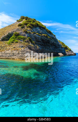 Il mare cristallino in acqua isolata baia vicino alla città di Bonifacio, Corsica, Francia Foto Stock