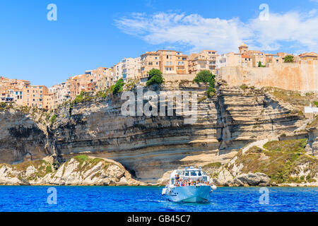 La CORSICA, Francia - giu 25, 2015: turistici in barca a vela sul mare blu sulla sua sulla crociera quotidiana dal porto di Bonifacio. Molti turisti Foto Stock