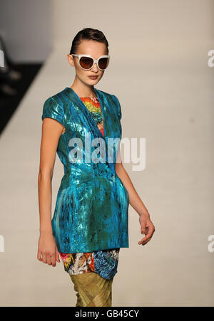 La London Fashion Week - Peter Pilotto sfilata Foto Stock