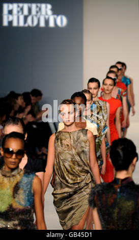 La London Fashion Week - Peter Pilotto sfilata Foto Stock