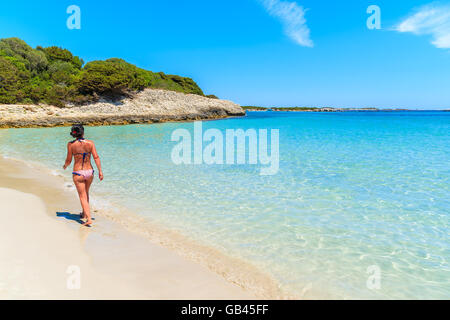 Unidentified attraente giovane donna in costume da bagno a piedi lungo i bellissimi Petit Sperone beach sull'isola di Corsica, Francia Foto Stock