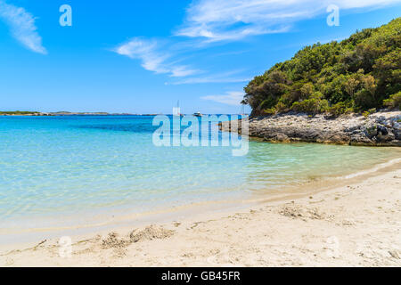 Bellissima spiaggia di Petit Sperone con crystal clear azzurro mare acqua, Corsica, Francia Foto Stock