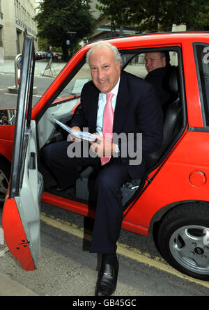 Il presidente di Lloyds TSB Sir Victor Blank, arriva per colloqui di fusione con Halifax HBOS nella città di Londra. Foto Stock