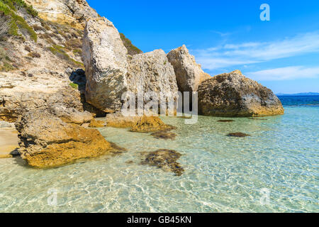 Rocce cristalline acque del mare sulla bellissima Grande spiaggia di Sperone, Corsica, Francia Foto Stock
