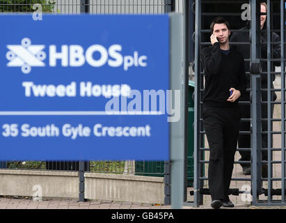 La gente lascia Tweed House, un edificio della Halifax Bank of Scotland a Gyle a Edimburgo. Foto Stock