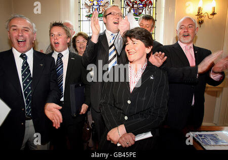 Ministro democratico dell'Economia Unionista Arlene Foster dopo aver vinto la Co Fermanagh lakeland zona per le elezioni al municipio di Enniskillen. Foto Stock