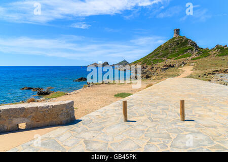 Sentiero costiero di torre fortezza sul capo de la Parata, Corsica, Francia Foto Stock