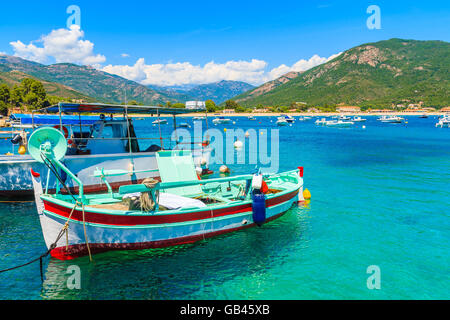 Tipico colorate barche da pesca in porto sulla costa sud della Corsica vicino a Cargese town, Francia Foto Stock