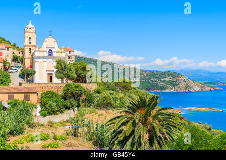 Tipica chiesa sulla costa della Corsica nel villaggio di Cargèse, Francia Foto Stock