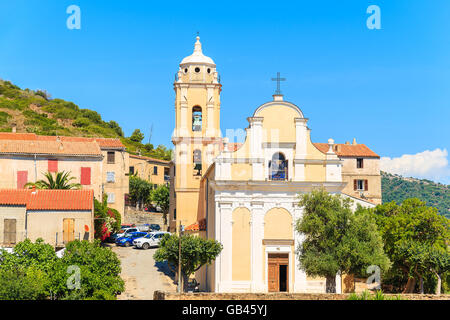 Tipica chiesa sulla Corsica nel villaggio di Cargèse, Francia Foto Stock