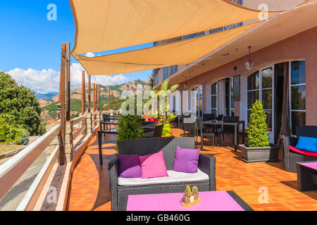 La CORSICA, Francia - giu 27, 2015: divani con tavoli nel ristorante tradizionale sulla costa della Corsica vicino al villaggio di Piana Foto Stock