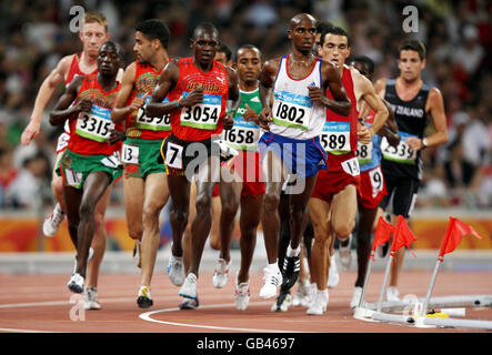 Mo Farah della Gran Bretagna (1802) guida il pacchetto durante i 5.000 metri di maniche al National Stadium durante i Giochi Olimpici di Pechino del 2008 in Cina. Foto Stock