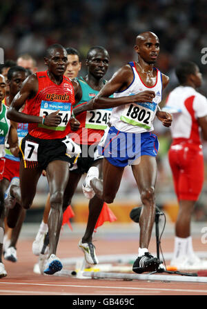 Gran Bretagna Mo Farah (1802) durante i 5000 metri uomini si riscalda allo Stadio Nazionale durante i Giochi Olimpici di Pechino 2008 in Cina. Foto Stock