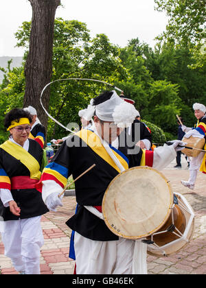 Folklore nel parco Yongdusan, Busan, provincia Gyeongsangnam-do, Corea del Sud, Asia Foto Stock