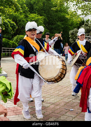 Folklore nel parco Yongdusan, Busan, provincia Gyeongsangnam-do, Corea del Sud, Asia Foto Stock