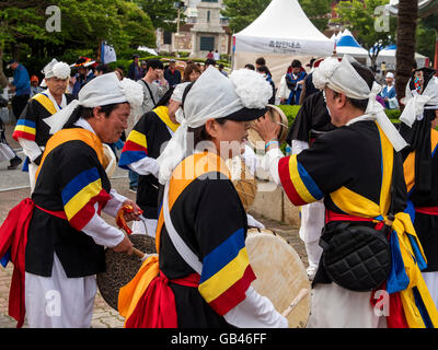 Folklore nel parco Yongdusan, Busan, provincia Gyeongsangnam-do, Corea del Sud, Asia Foto Stock