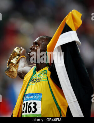 Olimpiadi - Giochi Olimpici di Pechino 2008 - dodici giorni. Giamaica Usain Bolt festeggia dopo aver vinto la finale maschile di 200 metri. Foto Stock