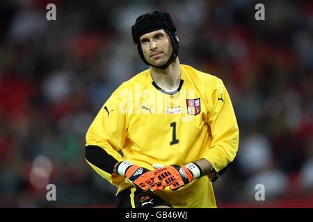 Il portiere della Repubblica Ceca Petr Cech si guarda deposto dopo aver nascosto un ultimo gol a Joe Cole in Inghilterra. Foto Stock