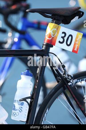 Vista generale della moto di Helen Tucker in Gran Bretagna con una bottiglia d'acqua del Team GB in suo possesso durante il Triathlon femminile il giorno 10 dei Giochi Olimpici 2008 a Pechino. Foto Stock