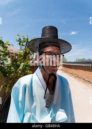 Agricoltore in abiti tradizionali in Hahoe Folk Village nei pressi di Andong, provincia Gyeongsangbuk-do, Corea del Sud, Asia, UNESCO world-he Foto Stock