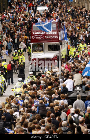 I vincitori della medaglia olimpica (da sinistra a destra) David Florence, Ross Edgar, Katherine Grainger e Chris Hoy celebrano il loro successo durante una sfilata a Edimburgo. Foto Stock